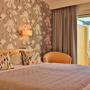 Le Petit Hotell