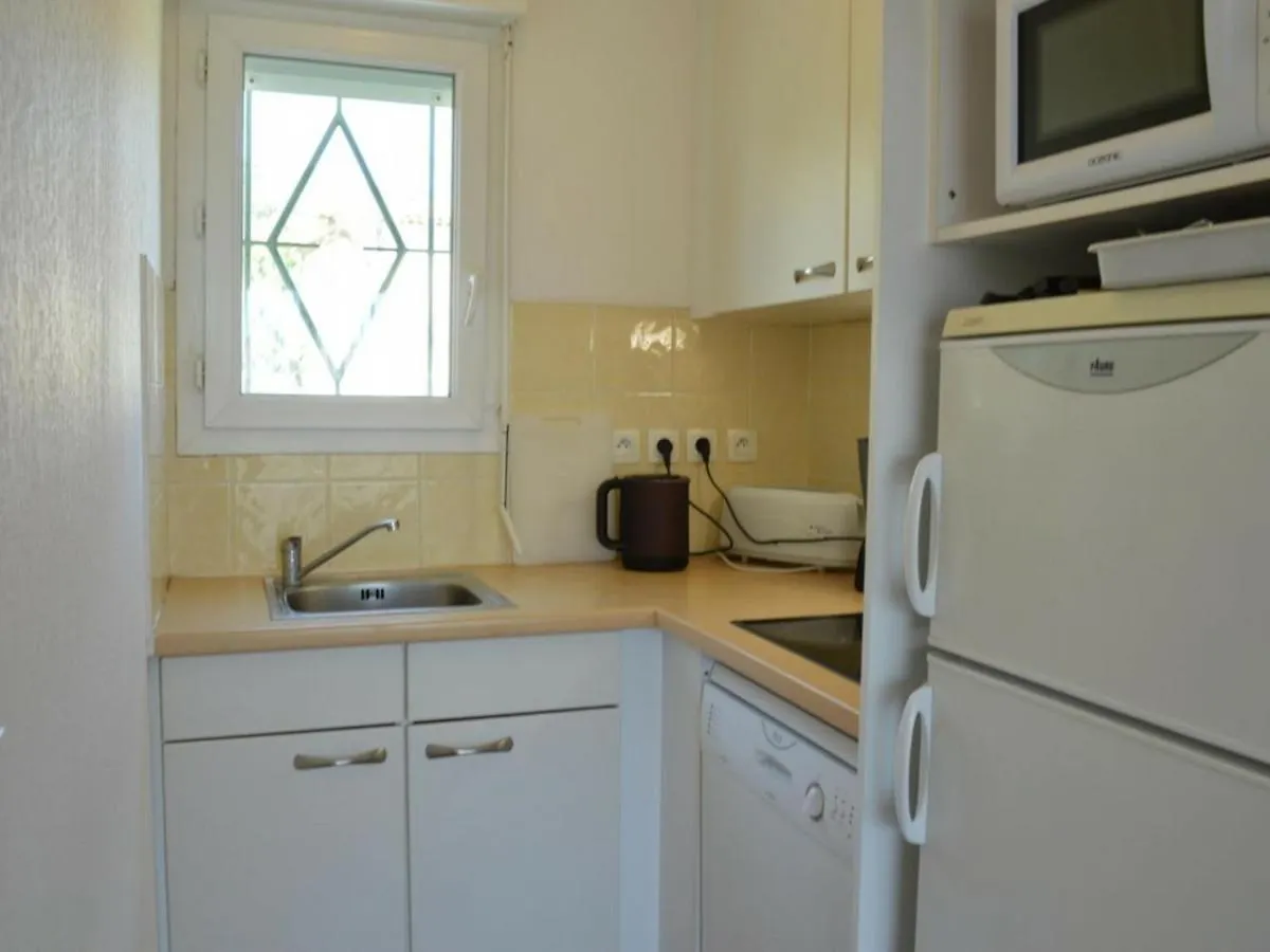 Appartement 3 Pieces Avec Terrasse, Piscine, Parking Et Navette Plage A Sainte-Maxime - Fr-1-226-189