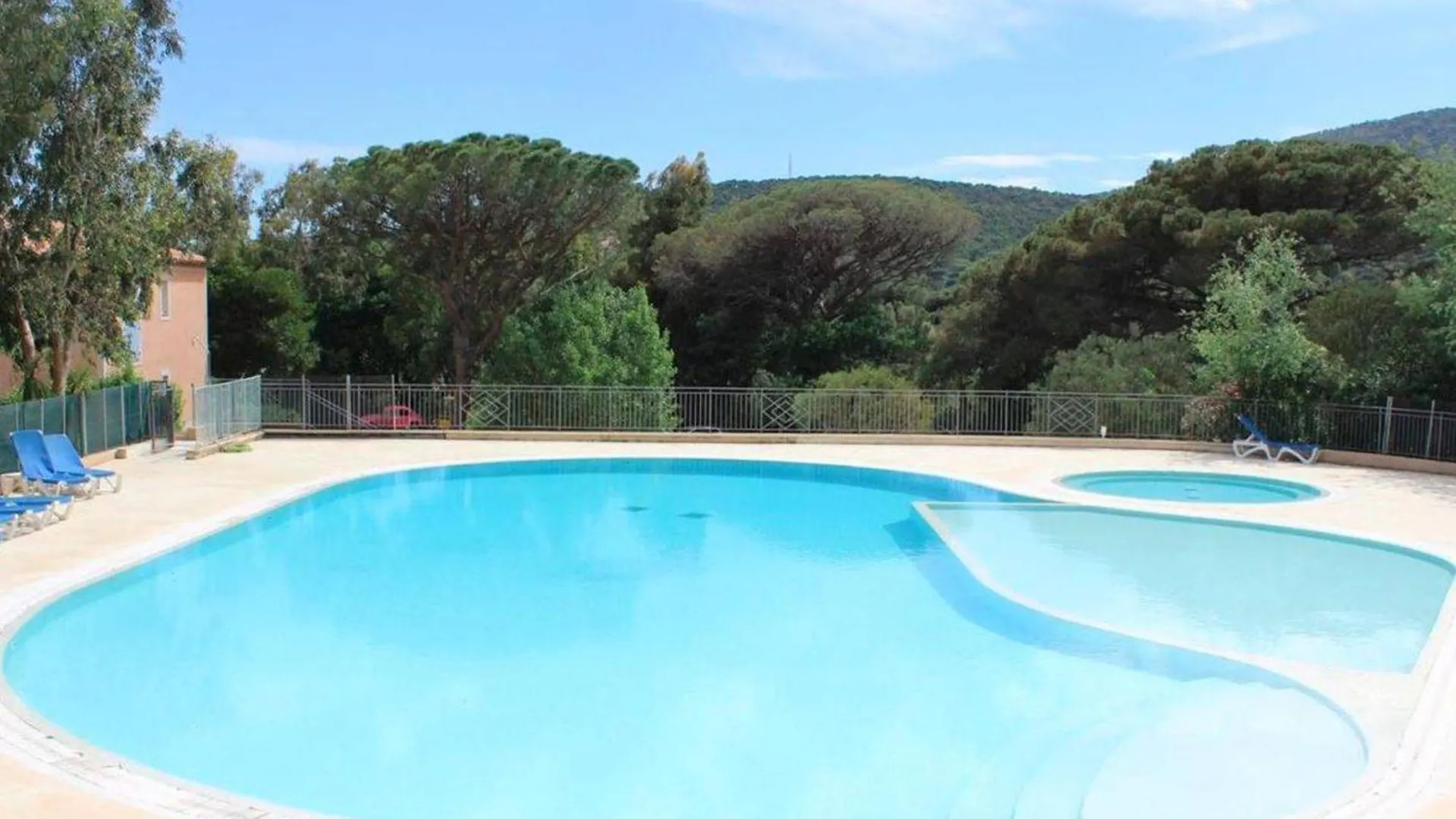 Appartement 3 Pieces Avec Terrasse, Piscine, Parking Et Navette Plage A Sainte-Maxime - Fr-1-226-189 0*,  France